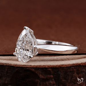 Bague de fiançailles élégante en or blanc 10 carats avec diamant solitaire en forme de poire de 2 carats cultivé en laboratoire et sertissage à tige cintrée - Product Image 2