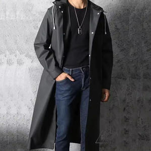 Impermeable unisex con capucha, cierre de botones, color negro sólido, poliéster, chaqueta para exteriores, corte regular con bolsillos. - Product Image 5