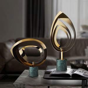 Escultura metálica única hecha a mano con textura industrial y forma artística, perfecta para interiores de estilo loft o espacios de oficina. - Product Image 2