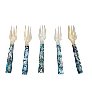Fourchette élégante en nacre gravée motif poisson et fleur, manche long, finition miroir haute brillance, pour service de café et desserts gastronomiques, avec rangement - Product Image 2