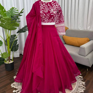 ชุดเลเฮนกาโชลีผ้าไหม JMV สีชมพูหรูหรา ปักลายเต็มตัว พร้อมงานปักเลื่อมและผ้าคลุมไหล่ - Product Image 1