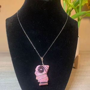 สร้อยคอหินสีชมพูทำมือ ประดับด้วยลวดสีโรสโกลด์ ดีไซน์เกลียววนแบบไม่ซ้ำใคร เครื่องประดับจี้ห้อยสไตล์โบโฮ งานศิลปะสำหรับงานแต่งงาน - Product Image 1