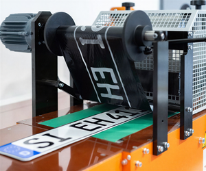 Machine semi-automatique de marquage à chaud/estampage de plaques d'immatriculation - Product Image 1