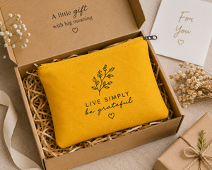 กระเป๋าเครื่องสำอางผ้าแคนวาส Live Simply Be Grateful สีเหลือง ปิดด้วยซิป กระเป๋าใส่เครื่องสำอางแบบพกพาขนาดเล็ก สไตล์เรียบง่าย - Product Image 6
