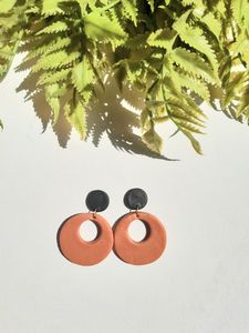 Boucles d'oreilles uniques en résine faites à la main pour femmes, bijoux artistiques en résine époxy aux couleurs vibrantes, boucles d'oreilles élégantes et tendance - Product Image 3
