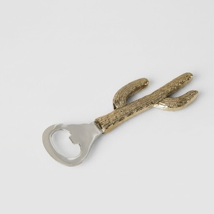 Décapsuleur en laiton style antique en forme de feuille, ouvre-bouteille texturé en métal doré, outil créatif pour bar à domicile, idéal pour l'hôtellerie et les événements haut de gamme - Product Image 4