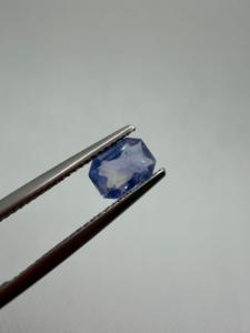 Zafiro azul aciano natural, gema suelta con corte esmeralda de 1.05 quilates de Ceilán, Sri Lanka, para la elaboración de joyas. - Product Image 1