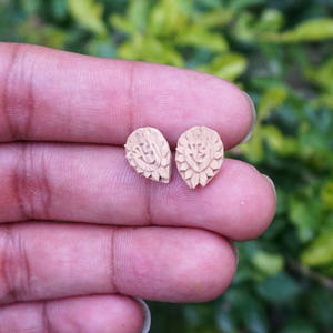 Boucles d'oreilles clous en bois sculpté Radha et Tulsi, faites à la main, avec sertissage clos, bijoux ethniques spirituels, pour cadeau, mode unisexe, vente en gros - Product Image 2