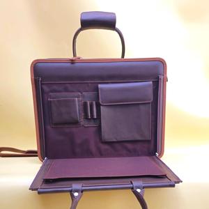 Bolso para portátil de cuero OEM, el más vendido, para uso empresarial, teñido liso, estilo casual de fábrica, con múltiples bolsillos. - Product Image 2