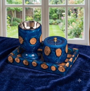 Juego de bandeja de baño de resina azul hecha a mano con incrustaciones de madera y soporte para vasos - Product Image 2