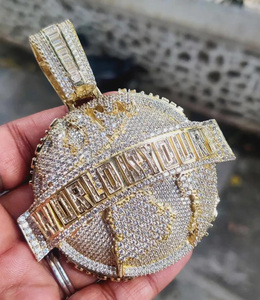 Colgante 'El Mundo Es Tuyo' con Moissanita de Corte Brillante, Chapado en Oro, Plata de Ley 925, Estilo Hip Hop, Unisex, Regalo de Boda Especial - Product Image 1