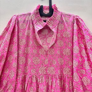 เดรสสั้นผ้าฝ้ายพิมพ์ลายดอกไม้แบบแฮนด์เมด คอวี แขนสามส่วน แต่งระบายลูกไม้ ซักได้ เป็นมิตรต่อสิ่งแวดล้อม สไตล์จีน - Product Image 3