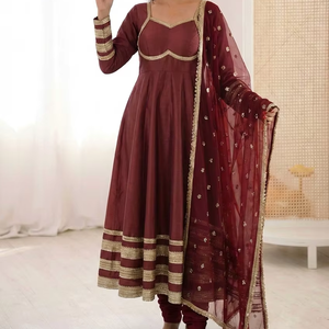 Nuevo Traje Anarkali con Estampado Floral en Organza, Vestido y Pantalón con Detalles Realistas y Dupatta - Product Image 1