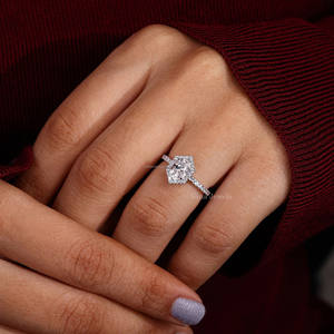 Bague de mariage en or blanc 18 carats avec diamant ovale de laboratoire certifié IGI Halo bague de fiançailles et d'anniversaire cadeau pour femme - Product Image 2