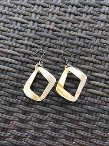 Modernos Pendientes Colgantes Rectangulares de Cuerno de Búfalo TIMELESS CRAFT, Hechos a Mano con Acabado Natural, Joyería Artesanal para Mujer - Product Image 4