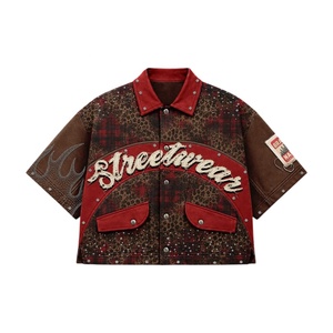 Chemise streetwear pour homme, patchwork, col rabattu, imprimé léopard rouge, broderie logo avant, style automne, style USA, mode américaine - Product Image 2