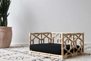 Canapé-lit pour chien en rotin à motif géométrique en treillis, lit de repos moderne en cannage pour animaux de compagnie avec coussin noir, ensemble de meubles de luxe en osier pour animaux - Product Image 6