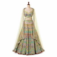 Lehenga Choli de mariée moderne exclusif grande taille, drapé, brodé à la main avec des perles, des cristaux et des détails en dentelle multicolore