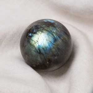 Esfera de Obsidiana Pulida, Ecológica y Hecha a Mano, con Inclusiones Iridiscentes, Globo de Piedra Coleccionable Artístico - Product Image 2