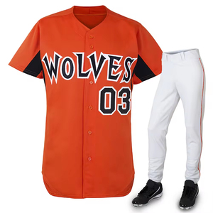 Esta camiseta presenta un diseño de "cierre frontal completo con botones" y un cuello en V, que son conceptos técnicos importantes para compradores profesionales. - Product Image 1