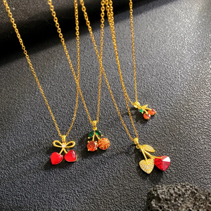 Collar con colgante de cereza unisex con incrustaciones de circonita, chapado en oro y cadena de cable en estilo sencillo - Product Image 3