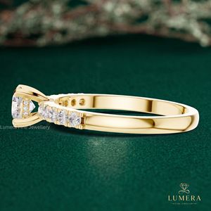 Anillo de Compromiso Clásico para Mujer con Diamante Cultivado en Laboratorio, Corte Brillante Redondo, Banda Pavé de 11 Lados, Elegante y Atemporal - Product Image 3