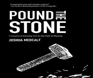Pound the Stone Book, livre de motivation, édition brochée, par Joshua Medcalf, guide de développement personnel et de réussite - Product Image 1