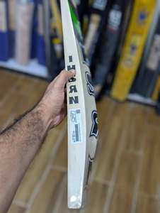 Bate de Críquet Ihsan Sports All Pro Edition, Duradero y Ligero, de Madera de Sauce Inglés, para Mano Derecha/Izquierda, con Funda y Agarre Adicional - Product Image 3