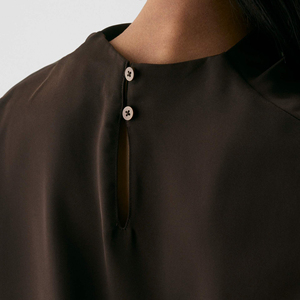 Blusa de satén de seda para mujer, estilo envolvente con cuello drapeado y manga casquillo, top sencillo y holgado de tejido satinado, a la moda, superventas - Product Image 6