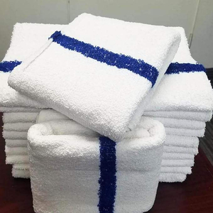 Complétez votre collection d'accessoires sportifs avec cette serviette de sport offrant une structure compacte, un rangement facile et un aspect soigné. - Product Image 1