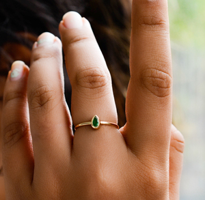 Anillo Solitario de Esmeralda Natural con Corte de Pera y Bisel de Oro de 14K, Modelo The Verdant Tear Drop - Product Image 5