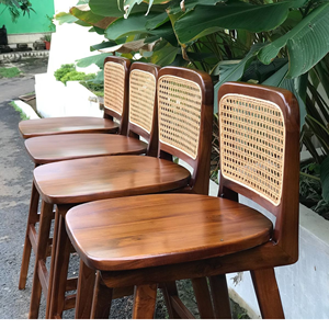 เก้าอี้บาร์ไม้สักทันสมัยพร้อมพนักพิงหวาย สไตล์มินิมอล สำหรับร้านกาแฟหรือห้องครัว - Product Image 2