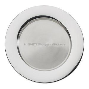 Plato de presentación de metal martillado a mano para bodas temáticas o fiestas con un toque de lujo rústico. - Product Image 2