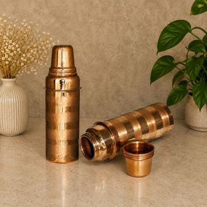 Bouteille d'eau et thermos en cuivre poli avec bandes en relief, couvercle à vis, design classique, réutilisable pour l'extérieur et le bureau - Product Image 2