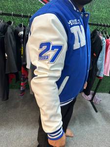 เสื้อแจ็คเก็ตสปอร์ตส์บลูวาร์ซิตี้สำหรับผู้ชาย สไตล์ใหม่ ปักลายตัวอักษร ดีไซน์ปกคอปกแบบพับได้ ทรงปกติ เหมาะสำหรับใส่ในฤดูใบไม้ร่วง - Product Image 4