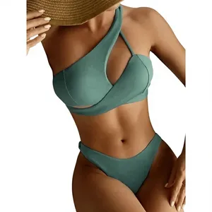 El conjunto se puede llamar con mayor precisión Bikini de un solo hombro con abertura y textura acanalada o Bikini cruzado asimétrico. - Product Image 5