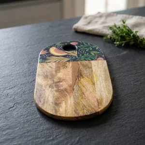Tabla de servir y cortar de madera hecha a mano con arte en esmalte, una impresionante pieza central para mesa, elegante elemento decorativo. - Product Image 4