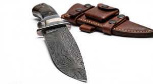 Marteau artisanal personnalisé en acier Damas texturé, forgé à la main, avec manche en os et cor. - Product Image 1