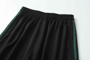 Fabricant pakistanais d'uniformes de football sur mesure, maillots et shorts avec logo d'équipe, vêtements de sport respirants et performants pour les clubs - Product Image 3