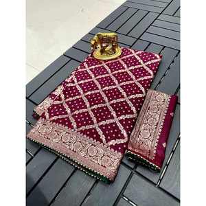 Sari de viscosa a la moda con estampado Bandhani y trabajo de tejido Zari, con blusa sin coser, color granate. - Product Image 1