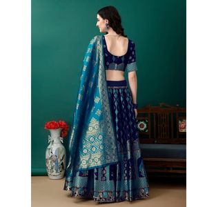 Lehenga Choli Azul Bordado con Estampado, Vestido Largo hasta el Suelo con Corte en A, Top Corto de Manga Corta, Estilo Clásico - Product Image 2