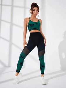 Ensemble de yoga 2 pièces tie-dye dégradé noir et blanc : Crop top à bretelles spaghetti et col rond, et legging taille haute sans couture pleine longueur - Product Image 2