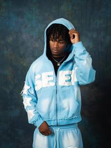 Ensemble de survêtement bleu clair à capuche pour homme avec lettres appliquées, fermeture éclair intégrale et poches, style streetwear - Product Image 1