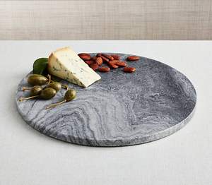 Tabla de cortar minimalista de mármol blanco para un interior de cocina moderno y limpio que proporciona una superficie de corte suave. - Product Image 4