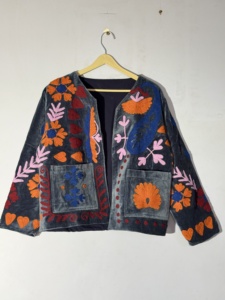 เสื้อแจ็คเก็ตปักลายซูซานีกำมะหยี่ |   งานฝีมือทำมือ ผ้ากำมะหยี่สีเทา ลายหัวใจ |   โรแมนติกโบโฮ - Product Image 1