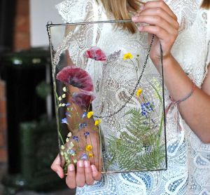Cadre photo en verre fait main en gros avec bordure métallique, cadre suspendu pour fleurs pressées, cadre de présentation moderne transparent pour herbarium - Product Image 1