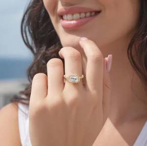 Anillo de compromiso de lujo unisex de plata de ley 925 con diseño de moissanita de corte esmeralda y engaste de garra en oro rosa para mujer - Product Image 4