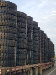 ยางรถบรรทุกคุณภาพพรีเมียมมือสอง ขนาด 12R22.5 ยางตันสำหรับรถบรรทุกตงเฟิง - จัดส่งรวดเร็ว ยึดเกาะถนนได้ดีเยี่ยมและปลอดภัย - Product Image 4