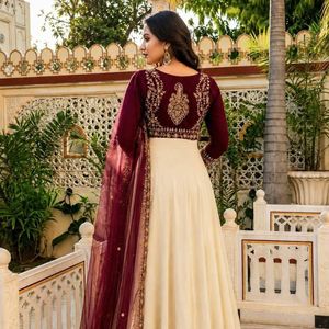 Elegante Salwar Kameez de Tres Piezas, Hermoso Koti Dupatta, Crepé Natural Puro con Bordado de Lentejuelas, Largo hasta el Suelo, Corte Regular - Product Image 5