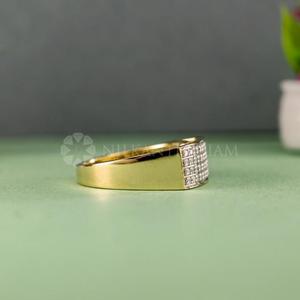 Anillo de diamantes de corte redondo cultivados en laboratorio con diseño moderno en oro amarillo para hombre, de proveedor indio. - Product Image 4